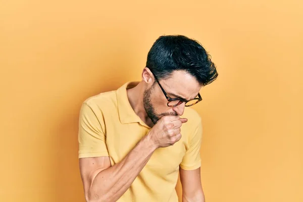 カジュアルな服や眼鏡を身に着けている若いヒスパニック系の男性は具合が悪く感じ 風邪や気管支炎の症状として咳 ヘルスケアの概念 — ストック写真