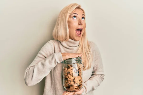 Ung Blond Kvinna Håller Burk Med Choklad Chips Cookies Arg — Stockfoto