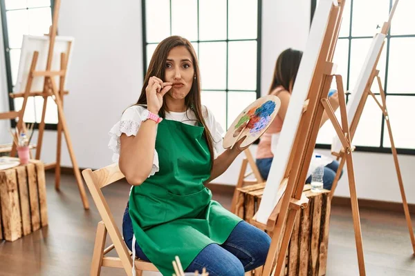 Fiatal Spanyol Művész Nők Festenek Vászonra Művészeti Stúdió Szájában Ajkak — Stock Fotó
