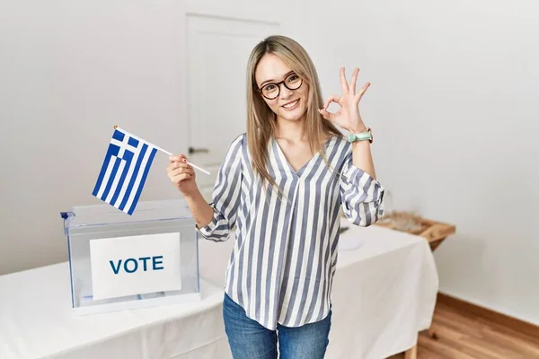 Aziatische Jonge Vrouw Bij Politieke Campagne Verkiezing Met Griekse Vlag — Stockfoto