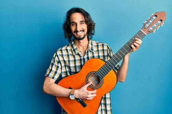 Joven Hombre Hispano Tocando Guitarra Clásica Sonriendo Con Una Sonrisa —  Fotos de Stock