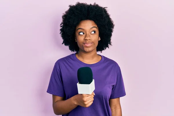 Ung Afrikansk Amerikansk Kvinna Håller Reporter Mikrofon Leende Tittar Sidan — Stockfoto