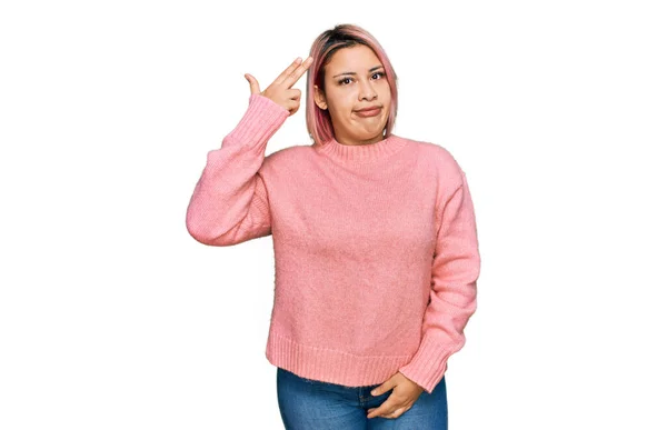 Hispanic Kvinna Med Rosa Hår Bär Casual Vinter Tröja Skytte — Stockfoto