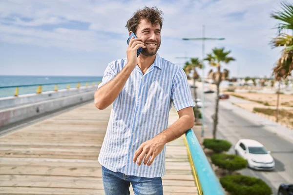 Jovem Hispânico Homem Sorrindo Feliz Falando Smartphone Passeio — Fotografia de Stock