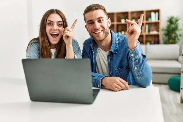 Unga Kaukasiska Par Som Arbetar Med Dator Laptop Hemma Ler — Stockfoto