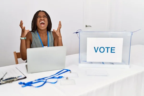 Jonge Afro Amerikaanse Vrouw Die Werkt Bij Politieke Verkiezingen Zit — Stockfoto
