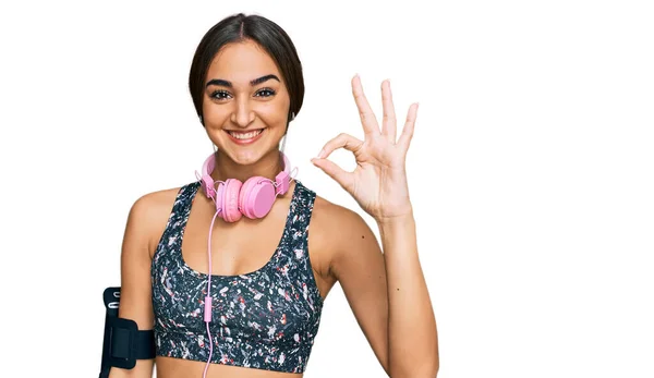 Beautiful Brunette Woman Wearing Gym Clothes Using Headphones Smiling Positive — Stockfoto