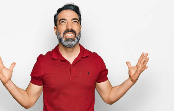 Hombre Mediana Edad Con Barba Con Camiseta Roja Casual Loco — Foto de Stock