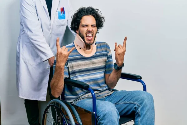 Bonito Homem Hispânico Sentado Cadeira Rodas Usando Gola Pescoço Gritando — Fotografia de Stock