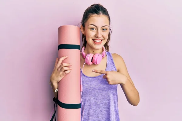 Jong Brunette Vrouw Holding Yoga Mat Glimlachen Gelukkig Wijzend Met — Stockfoto