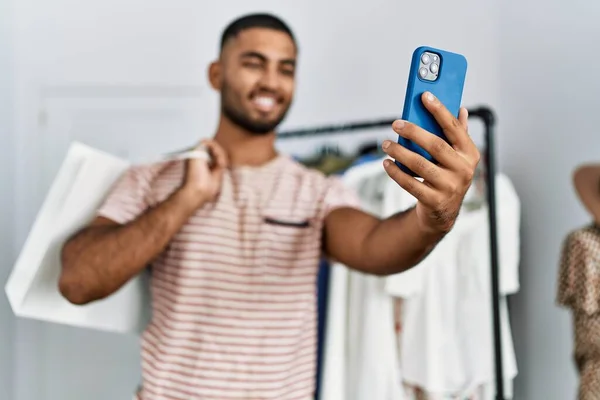 Mladý Arabský Muž Dělat Selfie Podle Smartphone Držení Nákupních Tašek — Stock fotografie