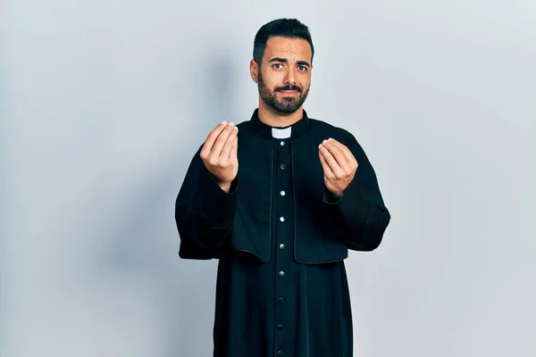 Όμορφος Ισπανός Γενειάδα Στολή Καθολικού Ιερέα Κάνει Χειρονομίες Χέρια Ζητώντας — Φωτογραφία Αρχείου