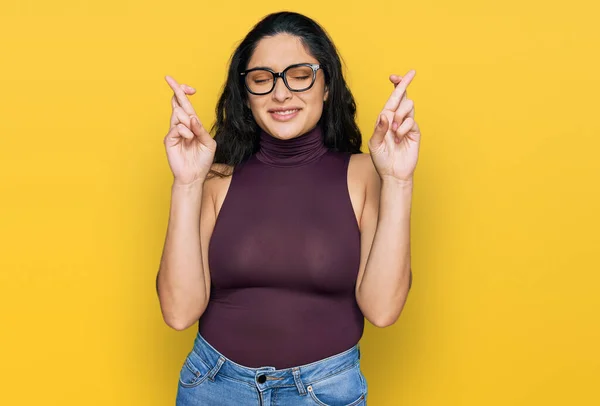 Brunett Ung Kvinna Bär Casual Kläder Och Glasögon Gestikulerande Finger — Stockfoto