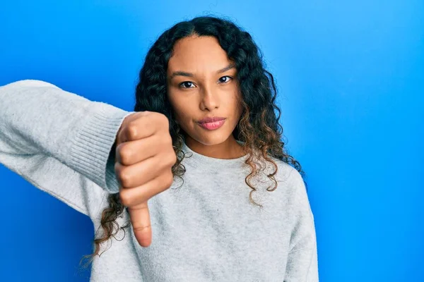 Ung Latinamerikansk Kvinna Klädd Avslappnade Kläder Ser Olycklig Och Arg — Stockfoto