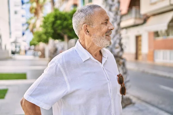 Uomo Anziano Sorridente Fiducioso Strada — Foto Stock