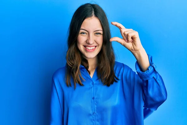 Młoda Brunetka Ubrana Luźną Niebieską Koszulę Uśmiechnięta Pewna Siebie Gestykulująca — Zdjęcie stockowe