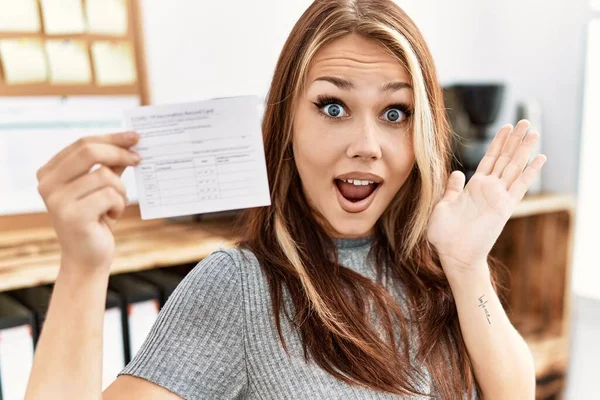 Giovane Donna Caucasica Che Tiene Covid Record Card Celebrando Vittoria — Foto Stock