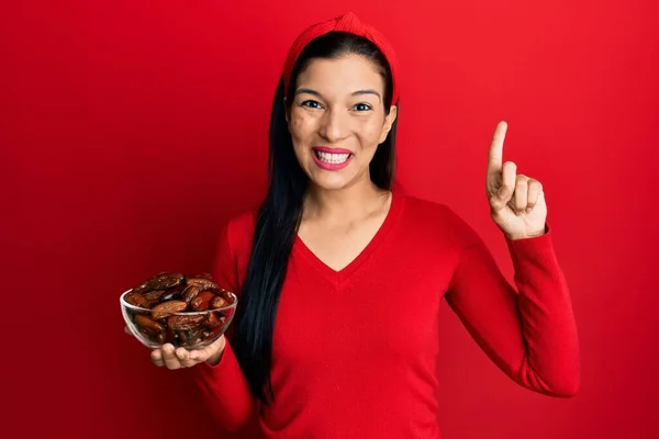 Mujer Latina Joven Sosteniendo Tazón Con Fechas Sonriendo Con Una —  Fotos de Stock