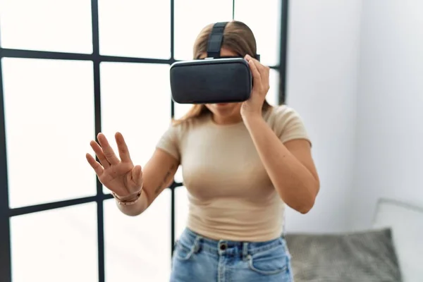 Jovem Hispânica Jogando Videogame Usando Óculos Realidade Virtual Casa — Fotografia de Stock
