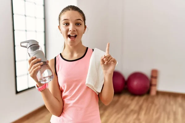 Junge Brünette Teenager Sportbekleidung Mit Wasserflasche Lächeln Erstaunt Und Überrascht — Stockfoto