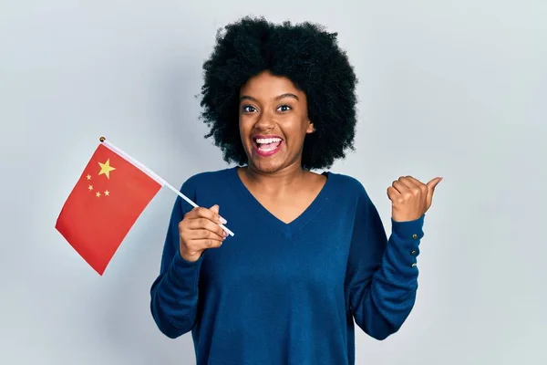 Νεαρή Αφροαμερικανή Γυναίκα Κινέζικη Σημαία Δείχνει Τον Αντίχειρα Στο Πλάι — Φωτογραφία Αρχείου