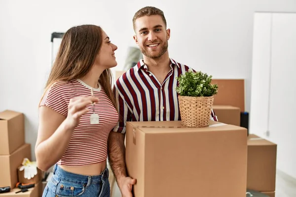 Young Caucasian Couple Smiling Happy Holding Cardboard Box Key New — Stock Photo, Image