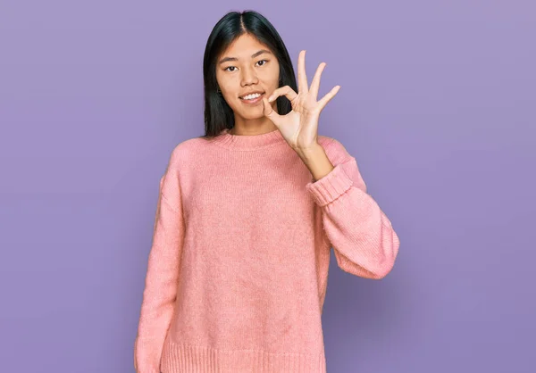 스웨터를 아리따운 아시아 여성은 긍정적으로 웃으며 손가락으로 괜찮은 사인을 성공적 — 스톡 사진