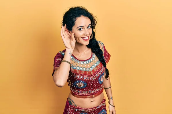 Bindi Bollywood Kıyafetleri Giymiş Genç Bir Kadın Kulaktan Kulağa Gülümsüyor — Stok fotoğraf