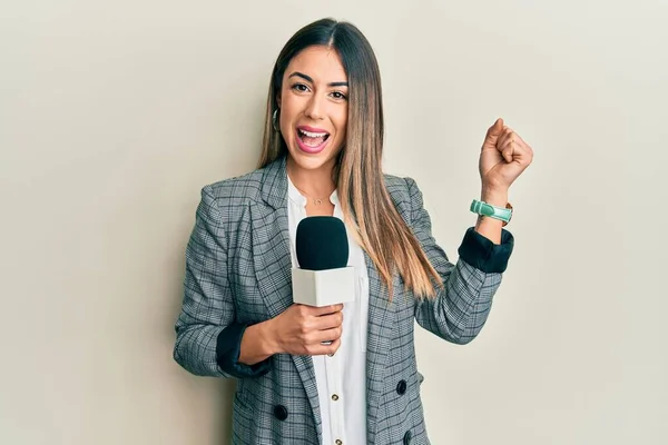 Genç Spanyol Kadın Mikrofonu Tutuyor Gururla Bağırıyor Zaferi Kutluyor Başarıyı — Stok fotoğraf