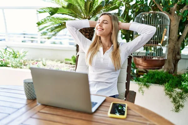 Fiatal Szőke Nyugodt Kezekkel Fején Segítségével Laptop Teraszon — Stock Fotó