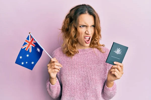 Jeune Femme Caucasienne Tenant Drapeau Australien Passeport Colère Fou Hurlant — Photo