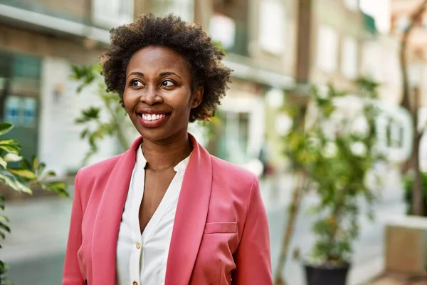 Vackra Affärer Afrikansk Amerikansk Kvinna Med Afro Hår Ler Glad — Stockfoto