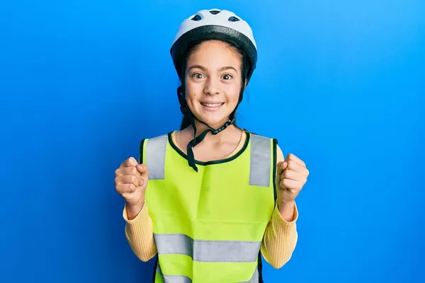 Schöne Brünette Kleine Mädchen Mit Fahrradhelm Und Reflektierende Weste Feiern — Stockfoto