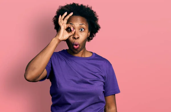 Afroamerikanerin Mit Afro Haaren Lässigem Lila Shirt Tut Geste Schockiert — Stockfoto