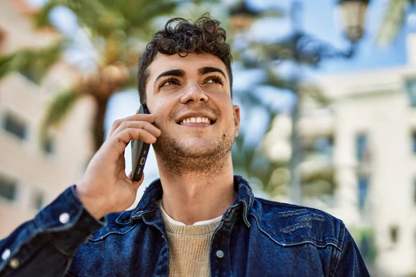 Genç Spanyol Adam Gülümsüyor Şehirdeki Akıllı Telefondan Konuşuyor — Stok fotoğraf