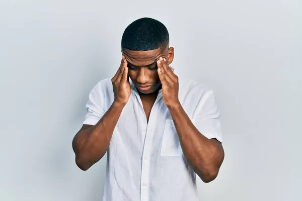 Genç Siyahi Bir Adam Stresten Dolayı Başı Ağrıyan Günlük Beyaz — Stok fotoğraf