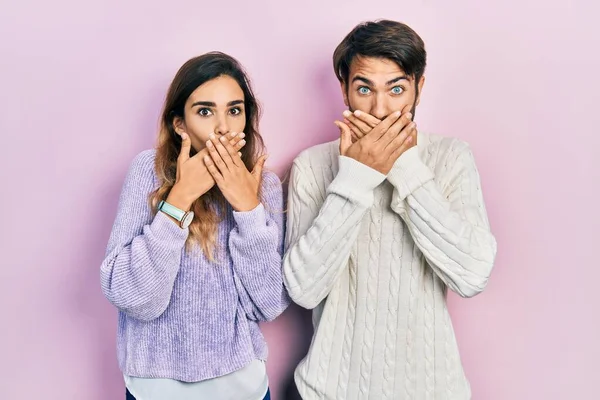 Ein Junges Hispanisches Paar Lässiger Kleidung Schockierte Als Fälschlicherweise Den — Stockfoto