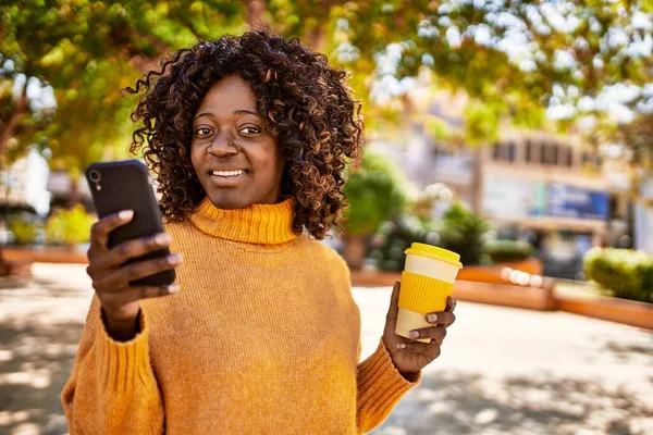 Afričanky Americká Žena Pomocí Smartphone Pití Kávy Parku — Stock fotografie