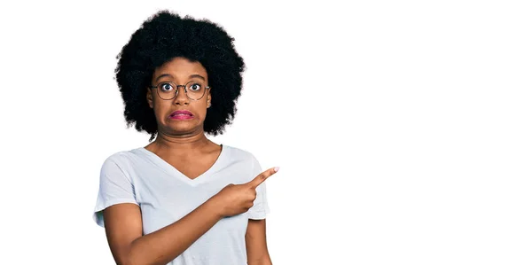 Mujer Afroamericana Joven Vistiendo Camiseta Blanca Casual Señalando Lado Preocupado —  Fotos de Stock