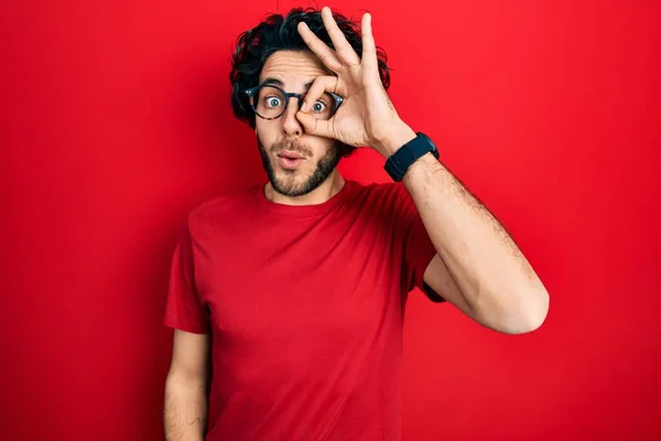 Pohledný Hispánec Neformálním Tričku Brýlích Jak Vede Dobře Byl Šokován — Stock fotografie