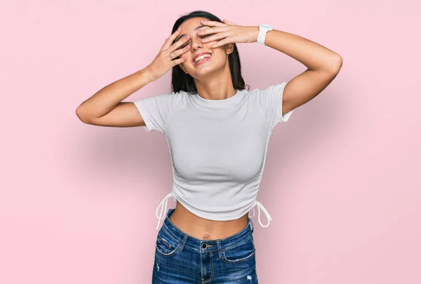 Ung Latinamerikansk Flicka Klädd Avslappnad Vit Skjorta Som Täcker Ögonen — Stockfoto