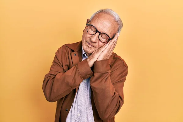 Älterer Mann Mit Grauen Haaren Trägt Lässige Jacke Und Brille — Stockfoto