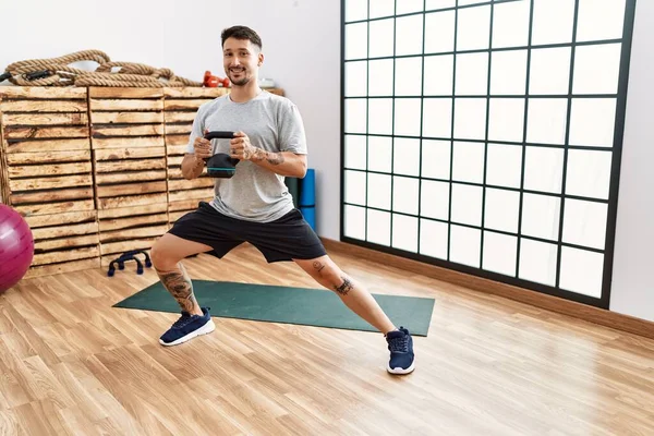 Jonge Spaanse Man Glimlacht Zelfverzekerde Training Met Kettlebell Het Sportcentrum — Stockfoto