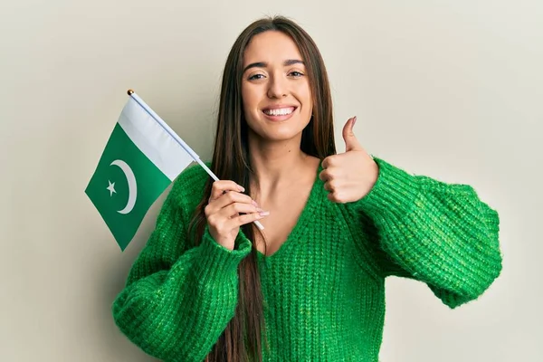 Menina Hispânica Jovem Segurando Bandeira Paquistão Sorrindo Feliz Positivo Polegar — Fotografia de Stock