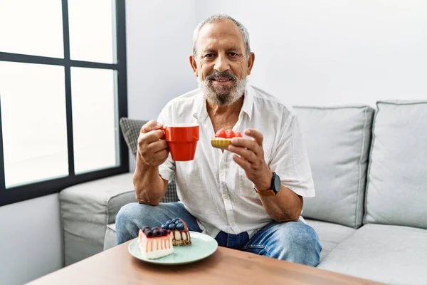 Starší Šedovlasý Muž Usměvavý Sebevědomě Snídá Doma — Stock fotografie