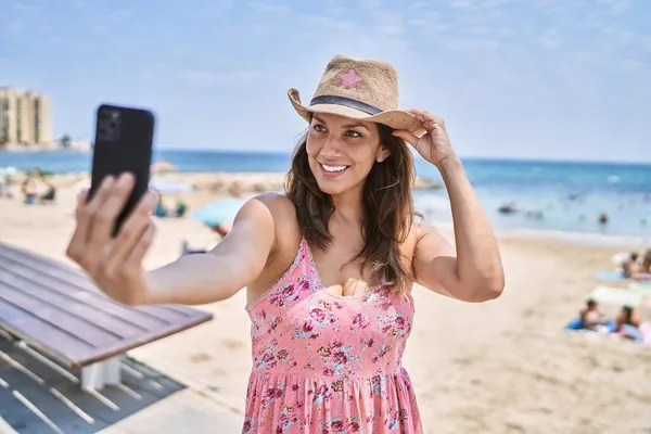 Bruneta Žena Těší Letní Den Pláži Pořízení Selfie Obrázek Chytrým — Stock fotografie