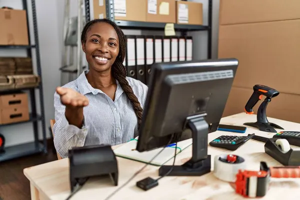 Afričanky Žena Pracující Malém Podnikání Eommerce Usmívající Veselá Nabídka Dlaň — Stock fotografie