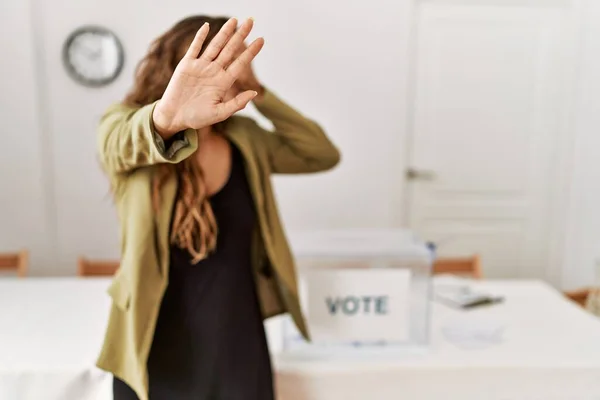 Belle Femme Hispanique Debout Salle Campagne Politique Couvrant Les Yeux — Photo