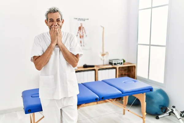 Middle Age Hispanic Therapist Man Working Pain Recovery Clinic Laughing — Stockfoto