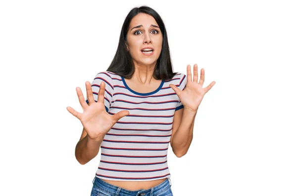 Junge Hispanische Mädchen Tragen Lässig Gestreiftes Shirt Angst Und Angst — Stockfoto